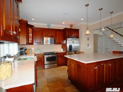 1015 Lakeside Dr