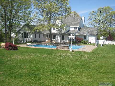 13 Locust Woods Dr