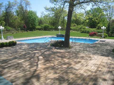 13 Locust Woods Dr