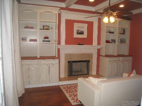 13 Locust Woods Dr
