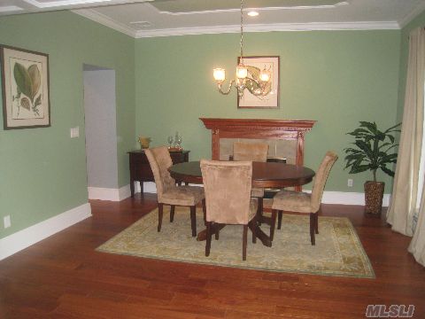 13 Locust Woods Dr