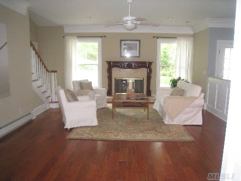 13 Locust Woods Dr
