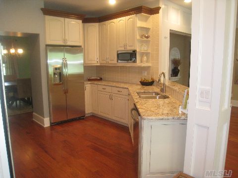 13 Locust Woods Dr