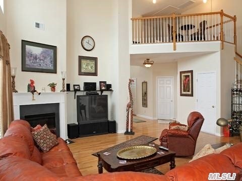 15 Wake Robin Ln