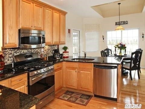 15 Wake Robin Ln