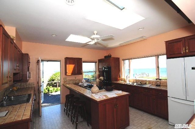 130 Cleaves Point Rd