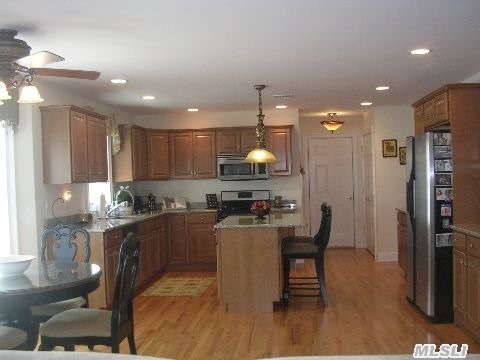 82 Roanoke Ct