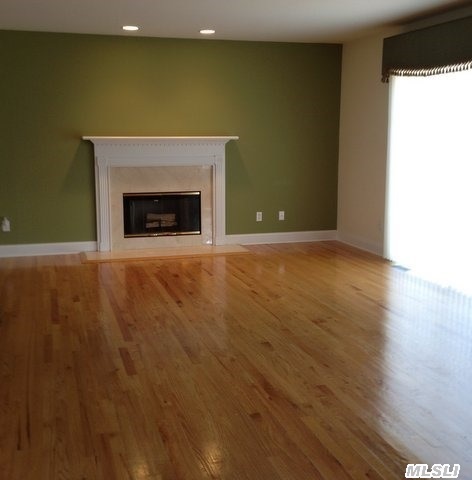 82 Roanoke Ct