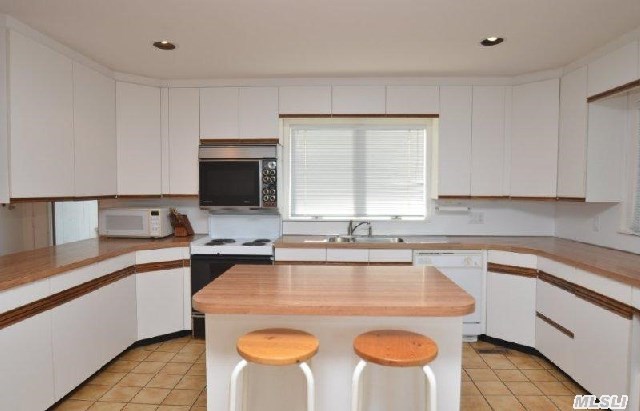 3675 Nassau Point Rd