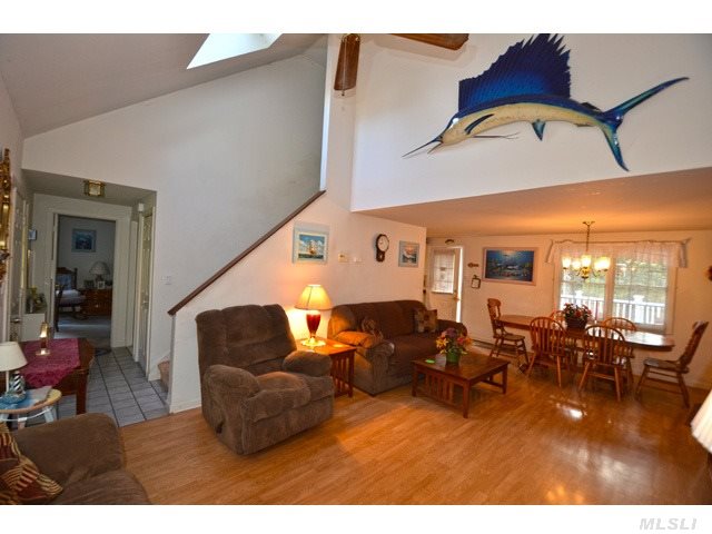 50 Indian Neck Ln