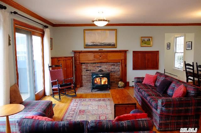 856 Narrow River Rd