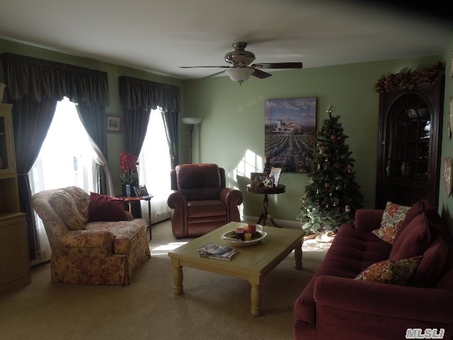 55 Herricks Ln