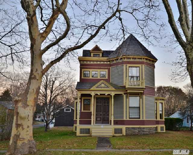 1855 Village Ln