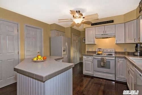 55 Herricks Ln