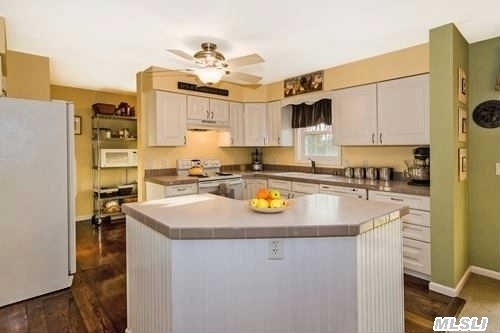 55 Herricks Ln
