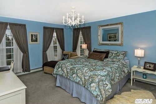 55 Herricks Ln