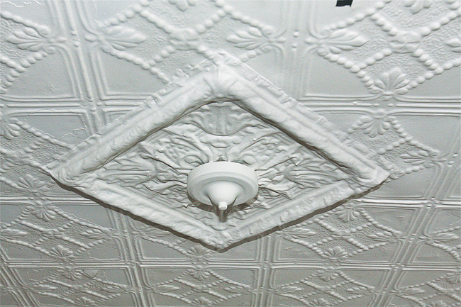 BARBARAELLEN KOCH PHOTO |The pressed tin ceiling in the living room.