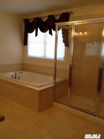 82 Roanoke Ct
