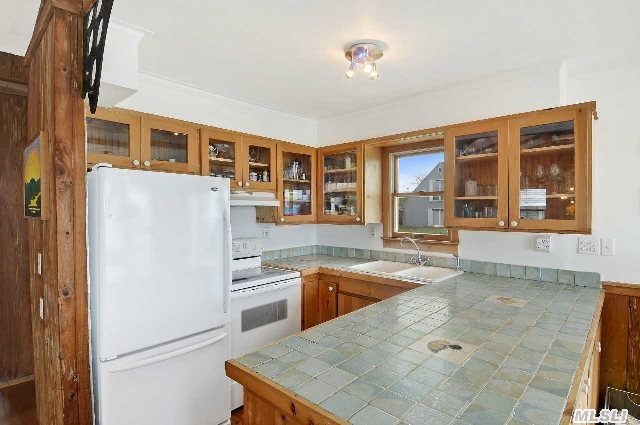930 Leeton Dr
