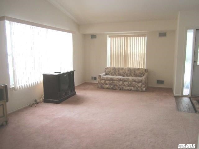 11 Cutchogue Ct