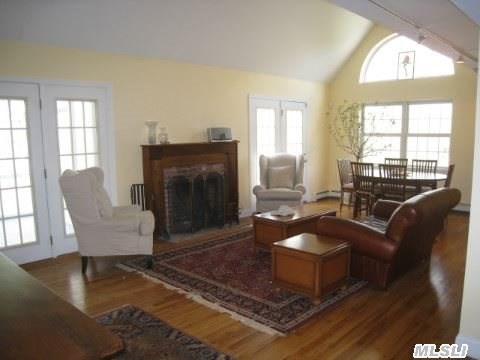 260 Burgundy Ct