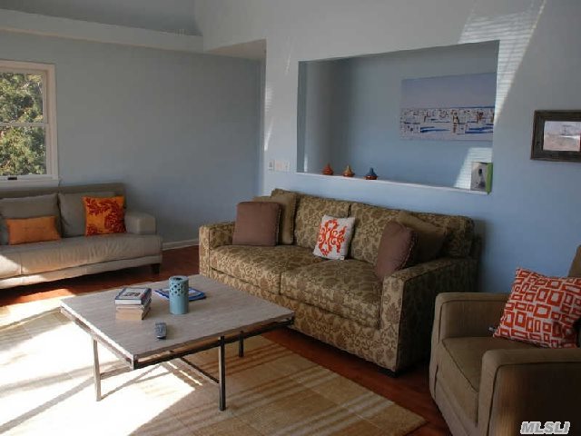 560 Bayview Dr