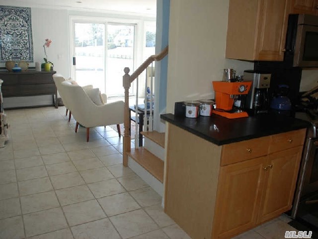 560 Bayview Dr