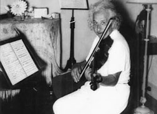 Einstein-plays-violin-in-southold-1939
