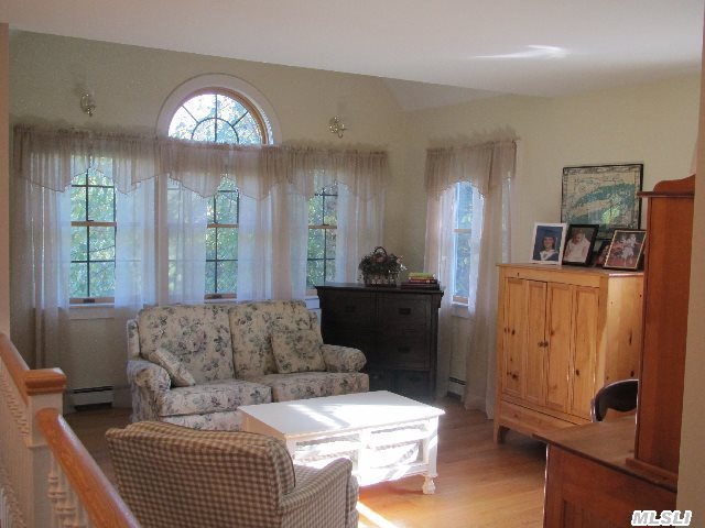 1 Locust Woods Dr