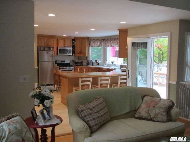 1 Locust Woods Dr
