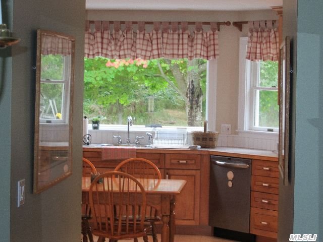1 Locust Woods Dr