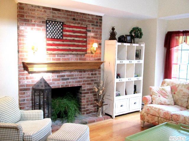 1 Locust Woods Dr