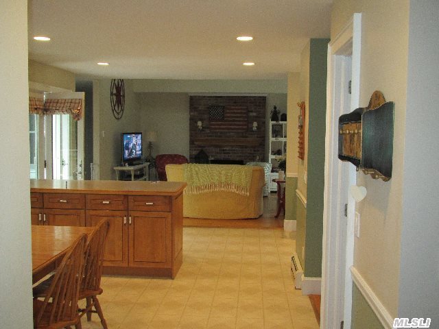 1 Locust Woods Dr