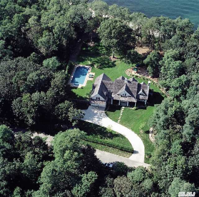 975 Hillcrest Dr