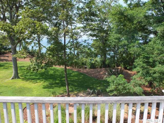 975 Hillcrest Dr