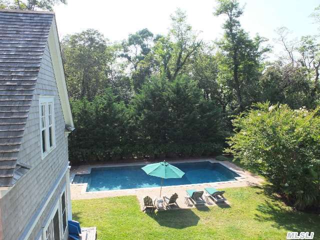 975 Hillcrest Dr