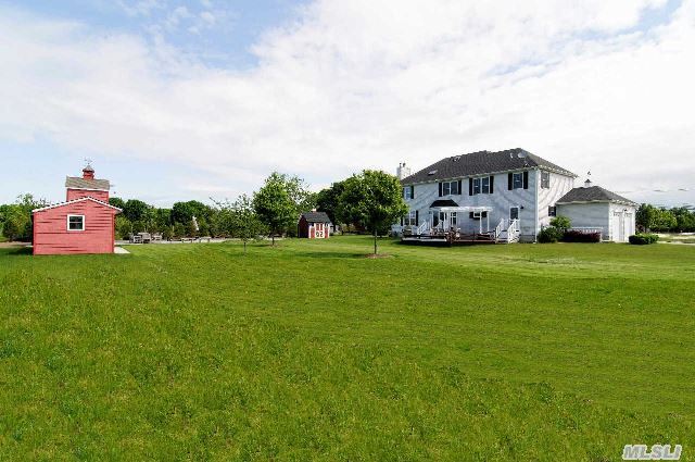 711 Herricks Ln