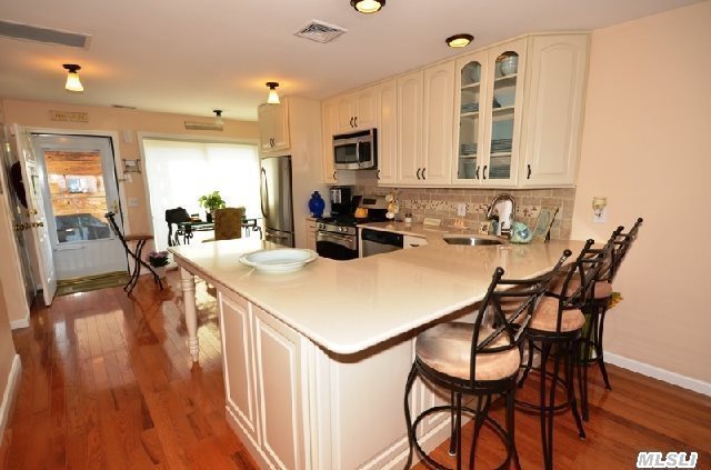 1003 Bluffs Dr