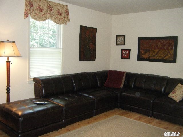 2785 N Wading River Rd