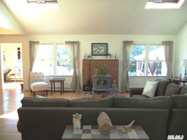 8 Salt Meadow Ct