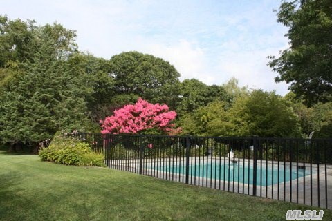 1030 Country Club Dr