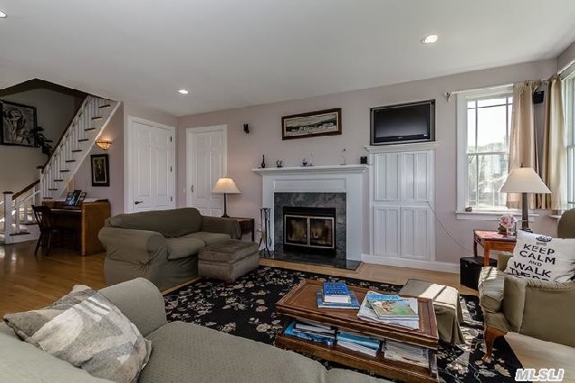 1320 Harbor Ln