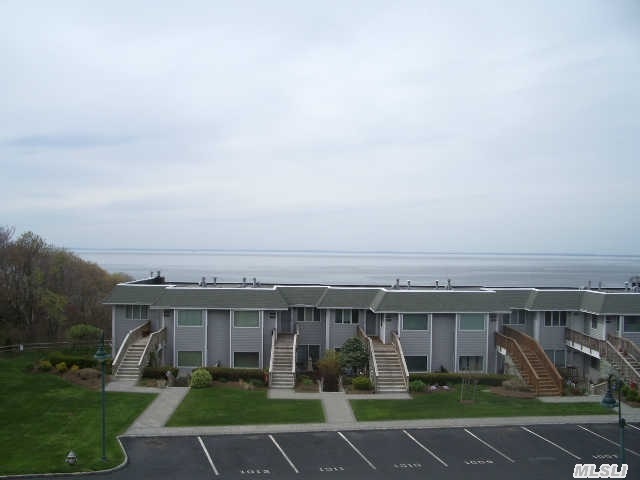2102 Bluffs Dr