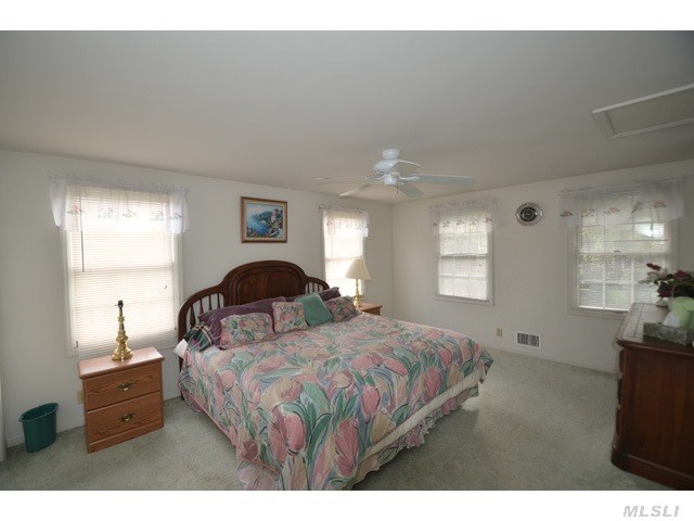 50 Indian Neck Ln