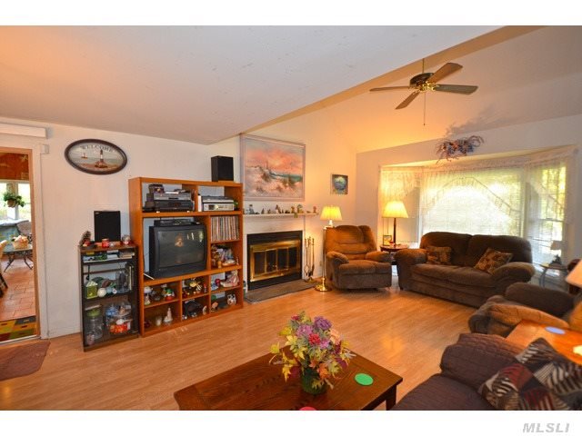 50 Indian Neck Ln