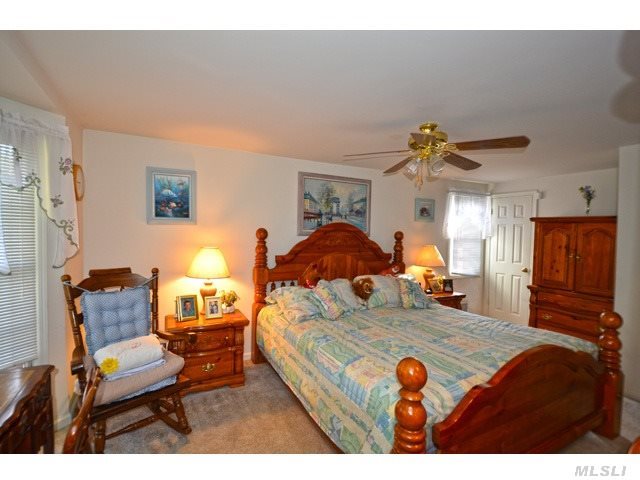 50 Indian Neck Ln