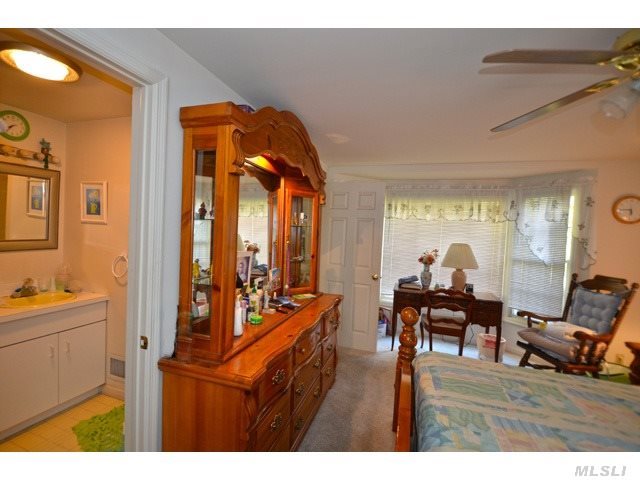 50 Indian Neck Ln