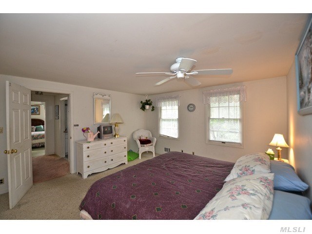 50 Indian Neck Ln