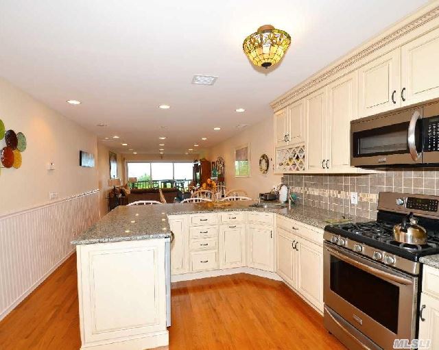 1005 Bluffs Dr