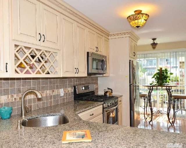 1005 Bluffs Dr